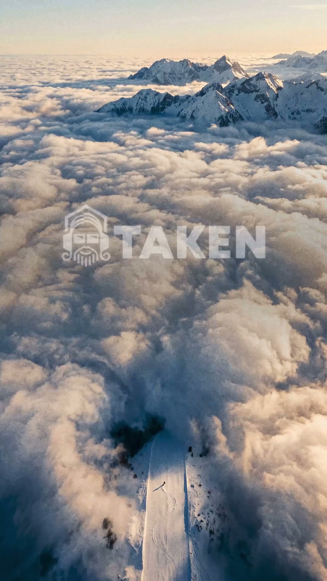 Gipfel über dem Wolkenmeer im Zillertal